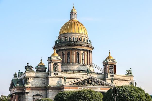 Foto são petersburgo rússia vista da catedral de santo isaac em dia ensolarado