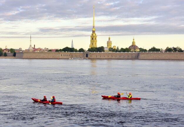 São Petersburgo Rússia09012020 Caiaques no rio Neva Remadores navegam pela manhã