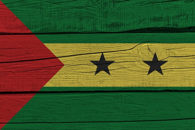 Sao Tome und Principe Flagge auf alten Holzbrett gemalt