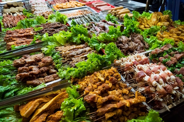 Sapa, vietnã, 13 de setembro de 2014: carne de churrasco - o ingrediente de carne de vários animais da famosa comida vietnamita, o restaurante de churrasco no distrito de sapa, vietnã