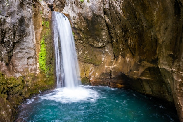 Sapadere-Schlucht mit Fluss und Wasserfällen im Taurusgebirge in der Nähe von Alanya, Türkei