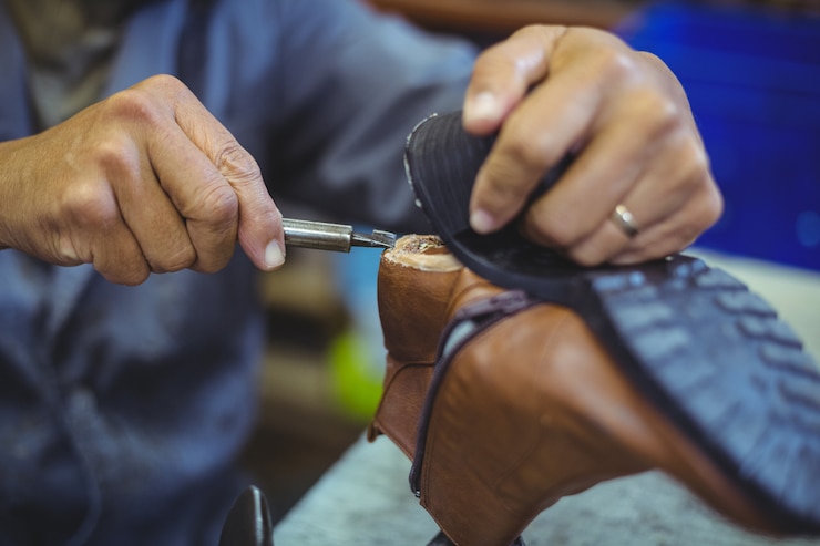 Foto sapateiro reparando uma sola de sapato