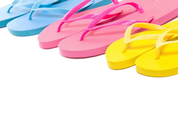 Foto sapatilhas de verão coloridas sobre fundo branco