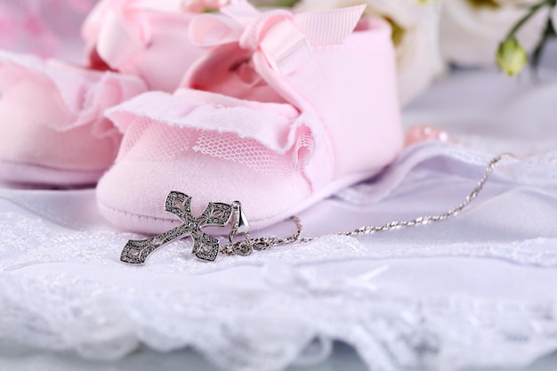Sapato de bebê e cruz para batizado