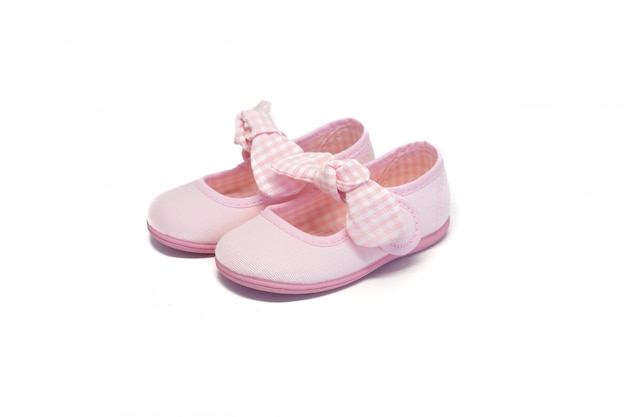 Sapato de menina rosa em fundo branco
