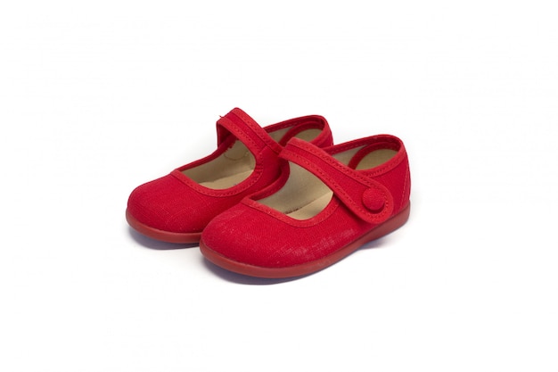 Sapato de menina vermelho sobre fundo branco