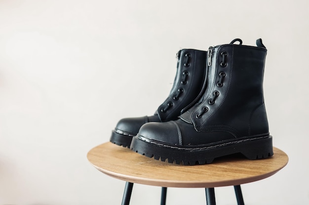 Sapato de outono de primavera de bota de combate de moda feminina negra isolado em fundo branco