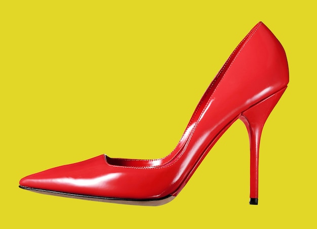 Sapato único e elegante de couro vermelho com salto alto visto de lado isolado no amarelo