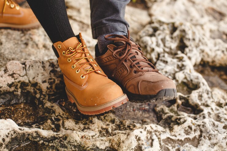 Sapatos brilhantes femininos e masculinos um ao lado do outro