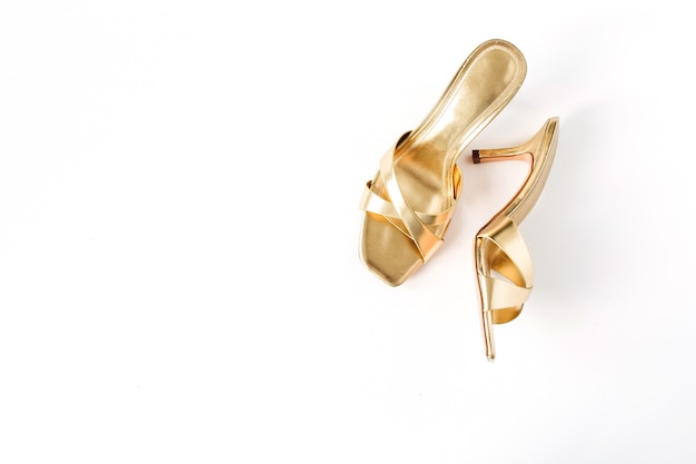 Sapatos chinelos femininos dourados em linho branco