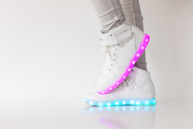 Sapatos com luzes LED nas solas