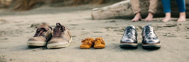 Foto sapatos da família na areia