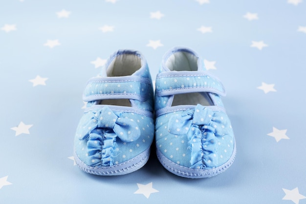 Sapatos de bebê em fundo azul