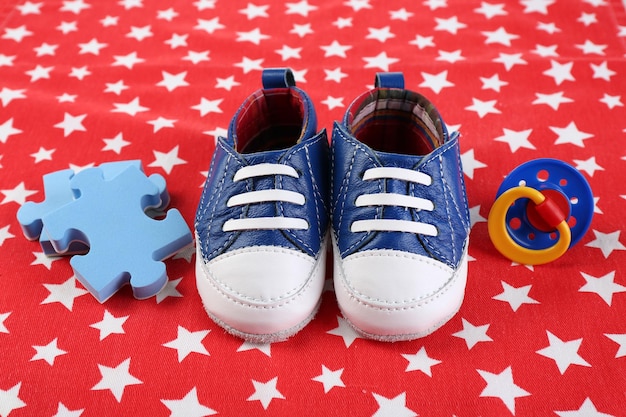 Foto sapatos de bebê em fundo vermelho