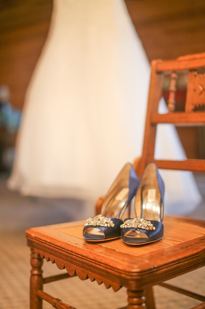 Sapatos de casamento azul com vestido de casamento na parte de trás
