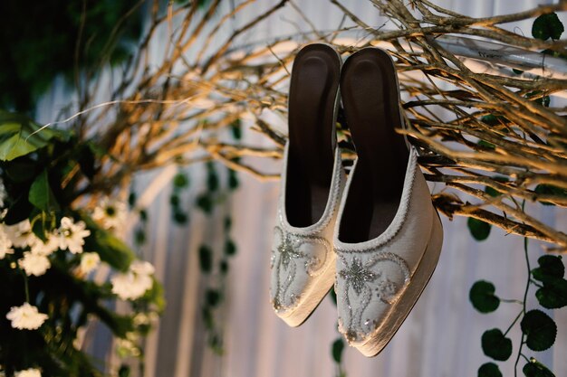 Sapatos de casamento brancos elegantes