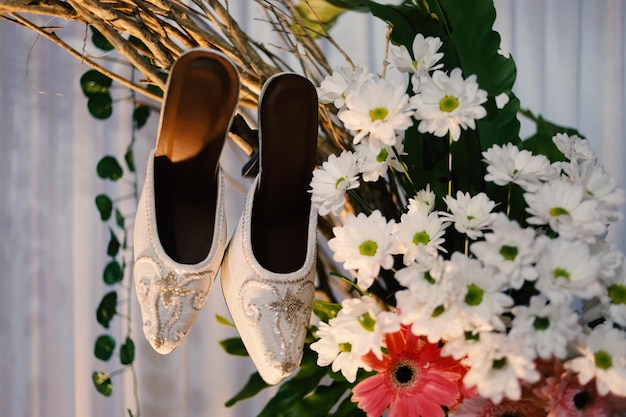 Sapatos de casamento brancos elegantes