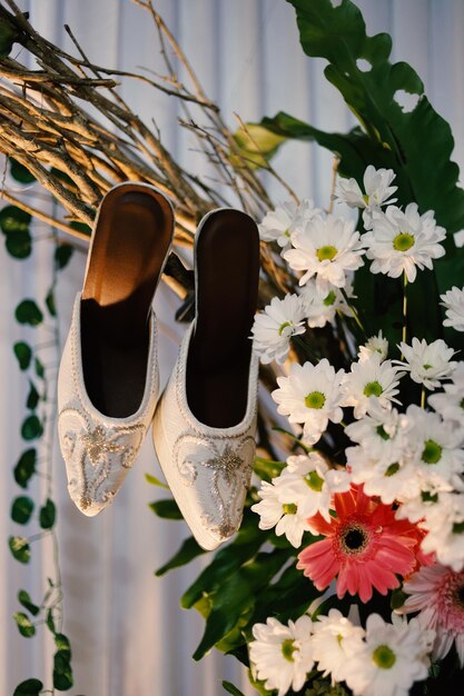 Sapatos de casamento brancos elegantes