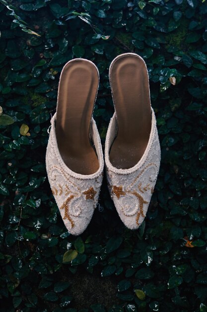 Sapatos de casamento brancos elegantes