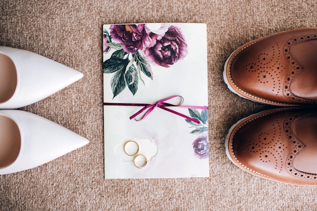 Sapatos de casamento e alianças