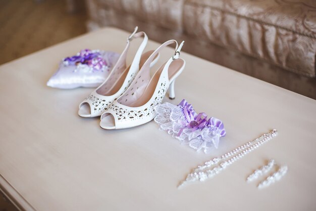 Foto sapatos de casamento e jóias para a noiva