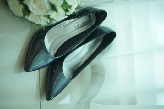 Sapatos de casamento pretos com acessórios
