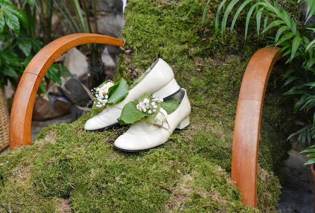 Sapatos de casamento vintage em uma poltrona