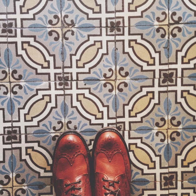 Foto sapatos de couro contra pisos projetados