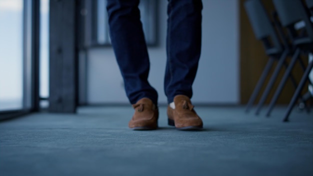 Sapatos de couro de empresário esperando closeup do escritório Conceito de homem confiante desconhecido