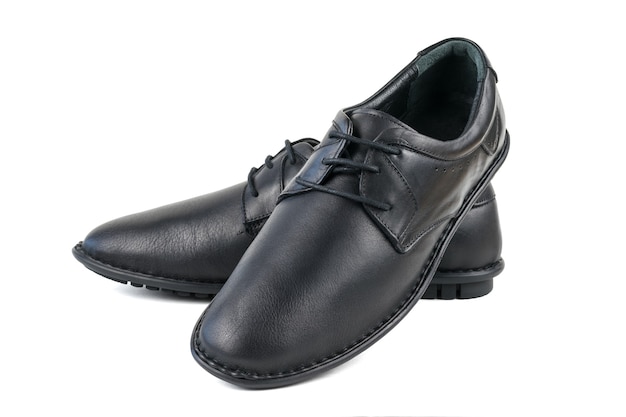 Sapatos de couro genuíno preto isolados na superfície branca. Sapatos masculinos clássicos.