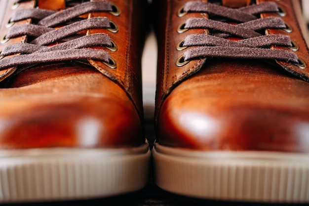 Sapatos de couro marrom homem com cadarços, close-up