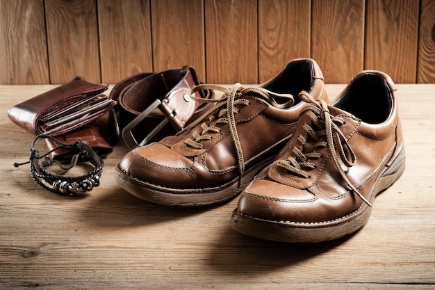 Sapatos de couro marrom velhos para homens em fundo de madeira