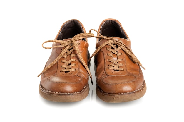 Sapatos de couro marrom velhos para homens sobre fundo branco