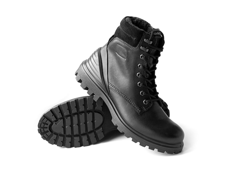 Sapatos de couro preto da nova coleção em um fundo branco