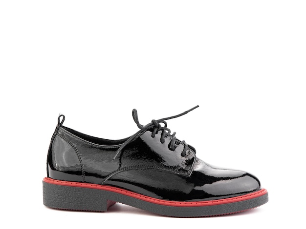 Sapatos de couro preto oxford femininos com fundo branco isolado de listra vermelha Vista do lado direito Sapatos de moda Sessão de fotos para o conceito de loja de sapatos