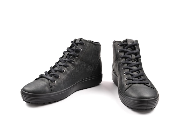 Sapatos de couro pretos masculinos em um fundo branco