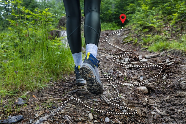 Foto sapatos de esporte de viajante feminino na trilha andando nas montanhas atividade ao ar livre mulher caminhadas aventura ...