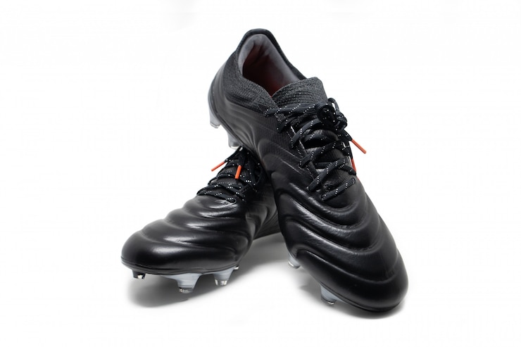Foto sapatos de futebol isolado no fundo branco