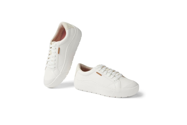 Sapatos de moda e tênis em fundo branco isolado