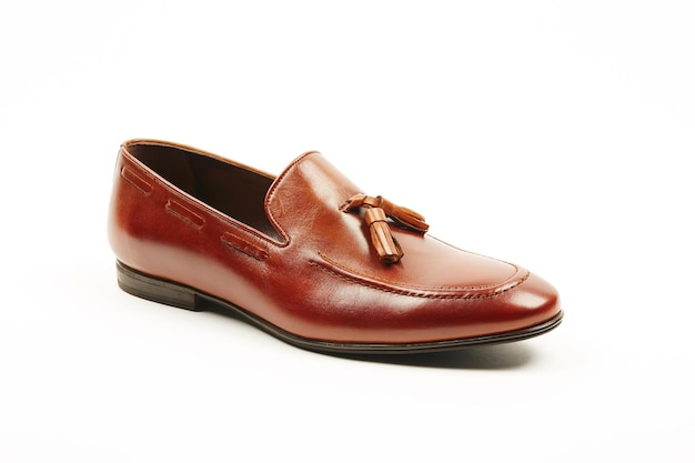 Sapatos de modelo mocassim de couro masculino em fundo branco isolado.