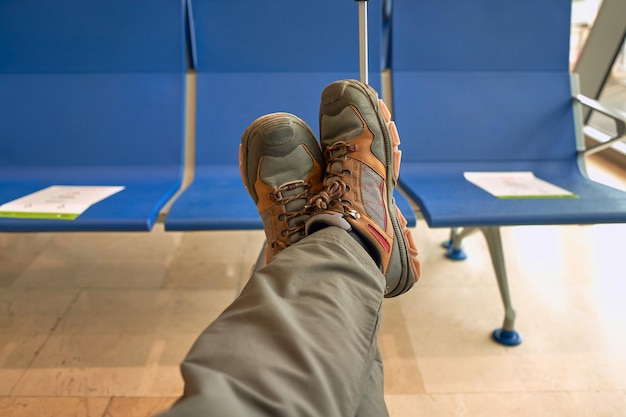 sapatos de montanha homem relaxante aeroporto