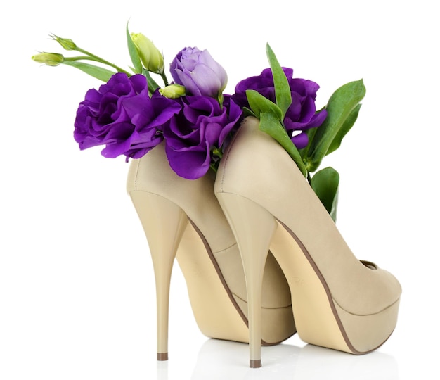 Sapatos de mulher bonita com flores isoladas em branco