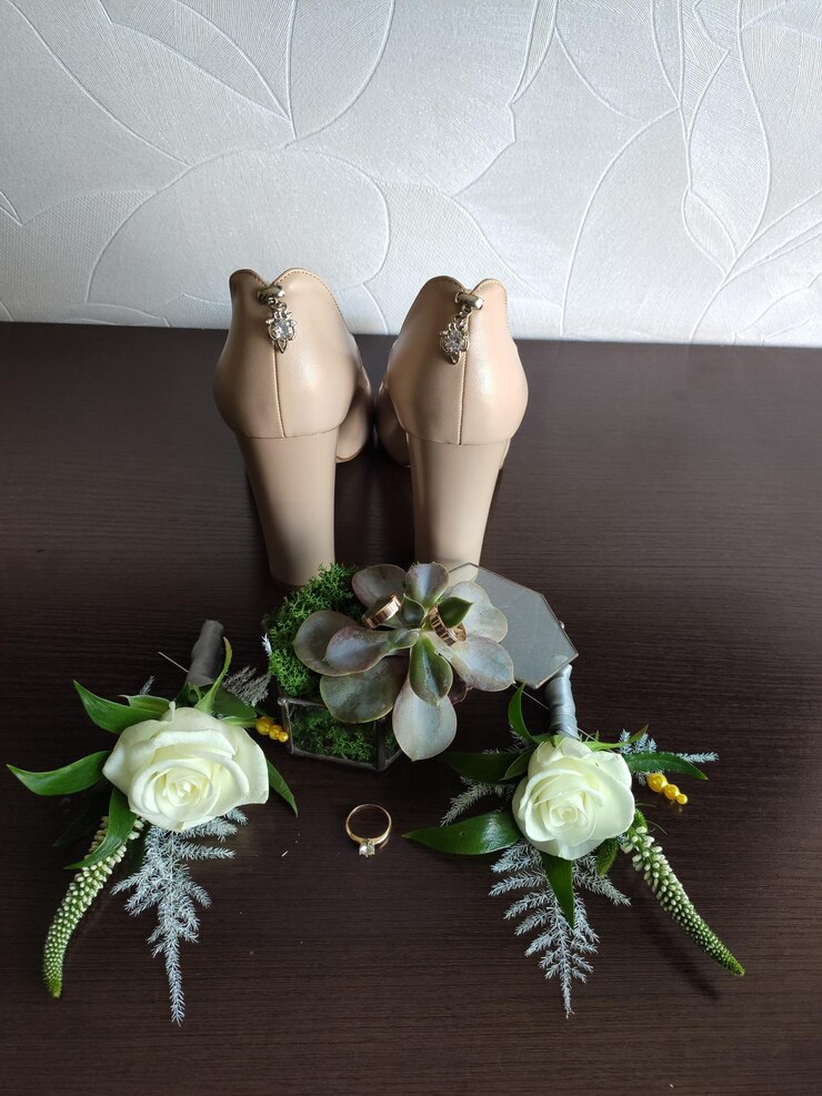 Foto sapatos de noiva com alianças e decoração