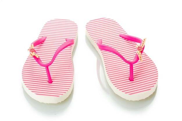 Foto sapatos de praia rosa isolados no branco