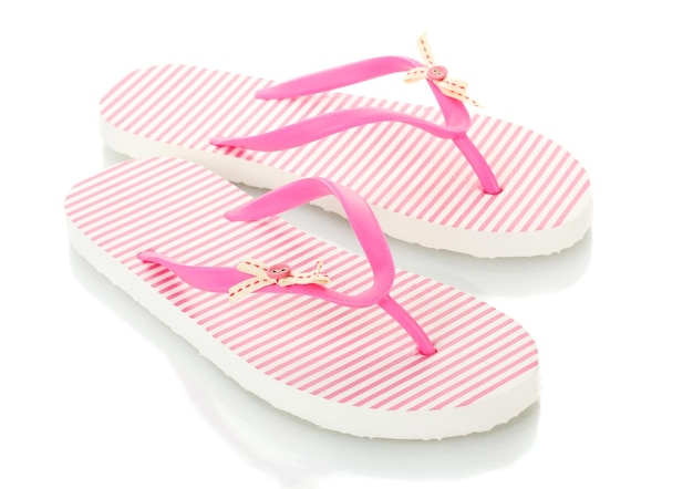 Sapatos de praia rosa isolados no branco