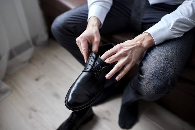 Sapatos de roupa de empresário, homem preparando-se para o trabalho, manhã de noivo antes da cerimônia de casamento. moda masculina