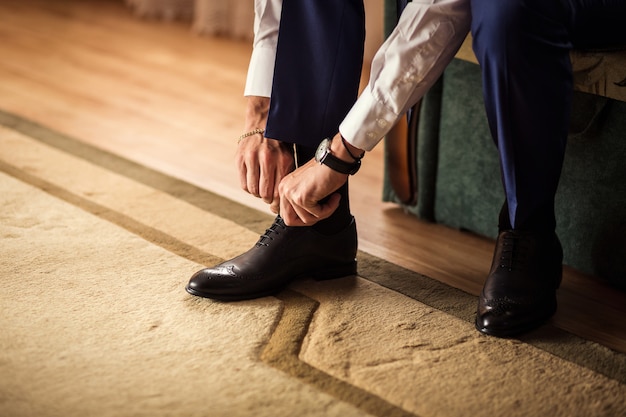 Sapatos de roupas de homem de negócios, homem se preparando para o trabalho, noivo manhã antes da cerimônia de casamento