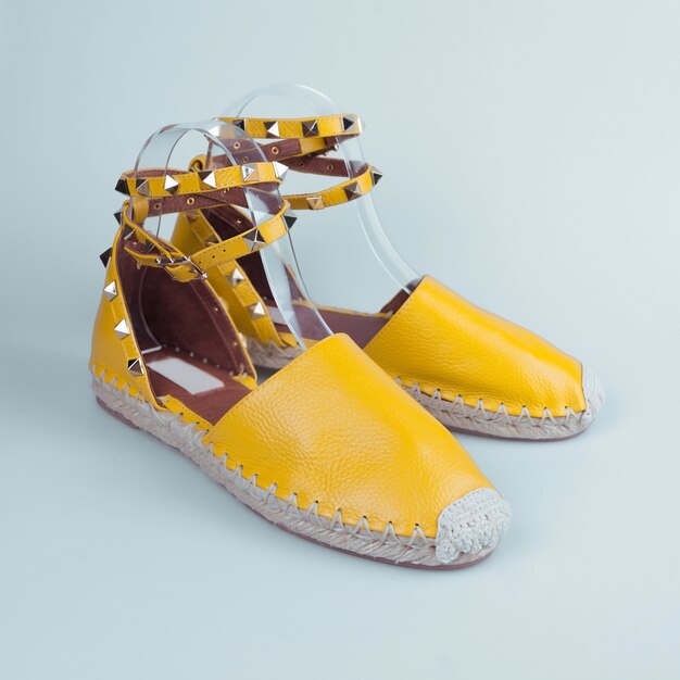 Sapatos de verão amarelo sobre azul