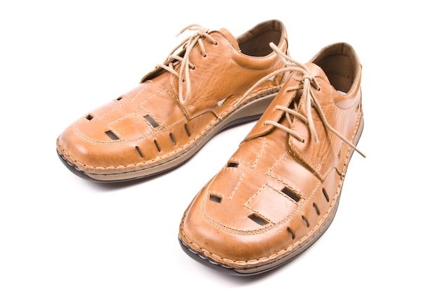 Sapatos de verão de dois homens isolados