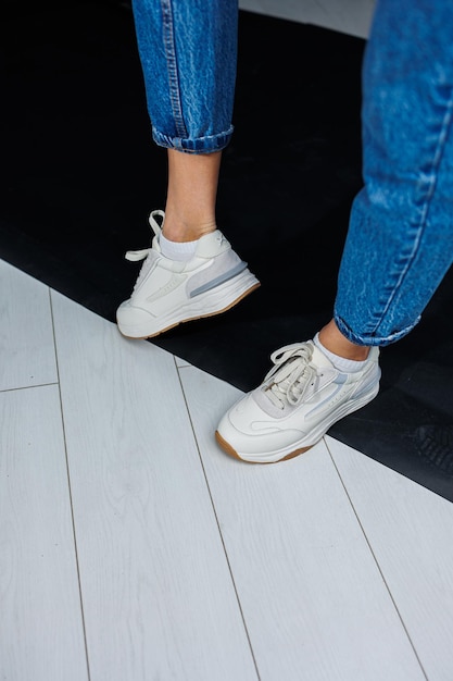 Sapatos esportivos para mulheres pernas femininas finas em jeans e tênis  casuais elegantes brancos sapatos de verão confortáveis para mulheres moda  feminina casual